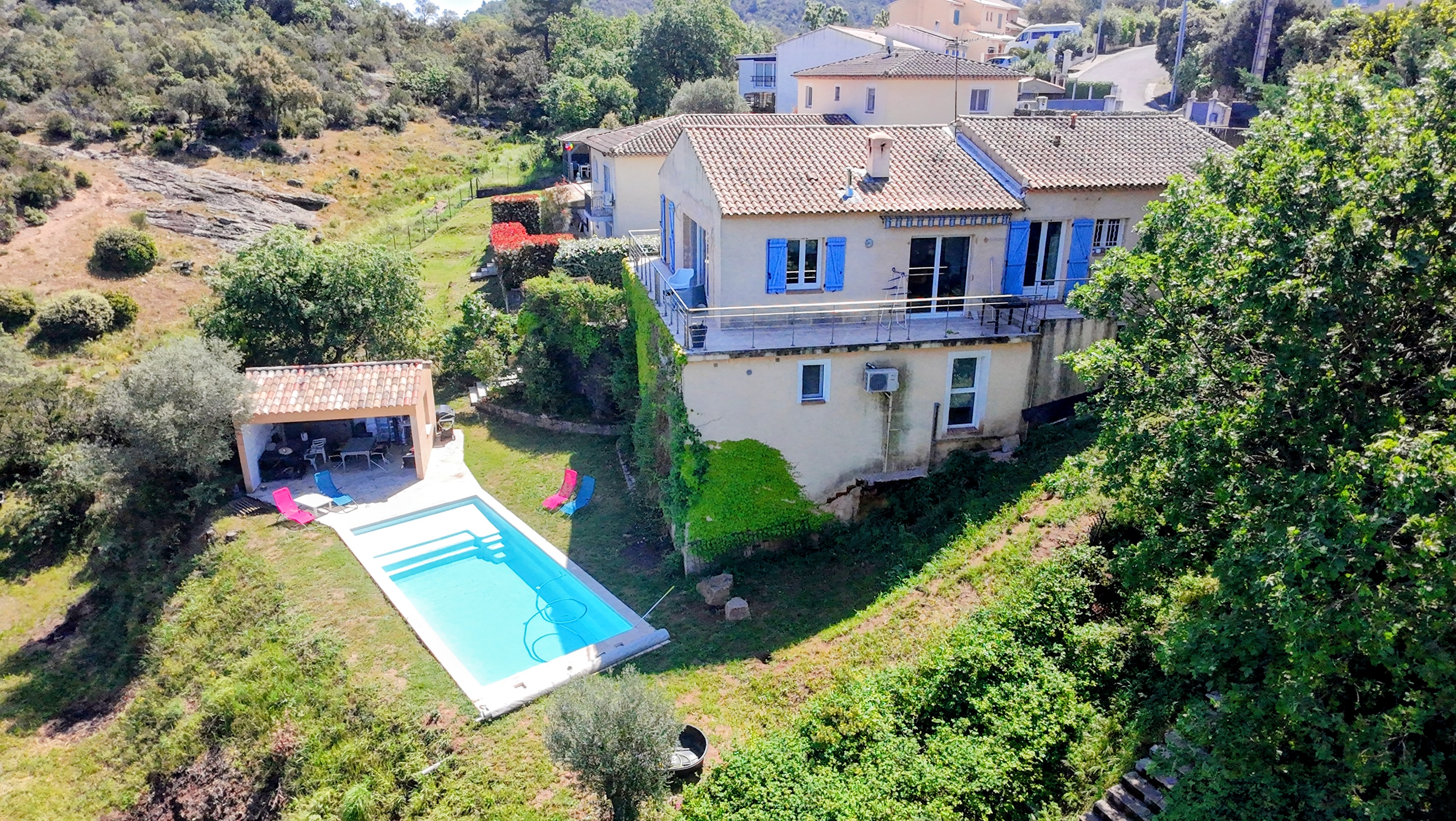 Vue aérienne de la villa et de la piscine à Taradeau