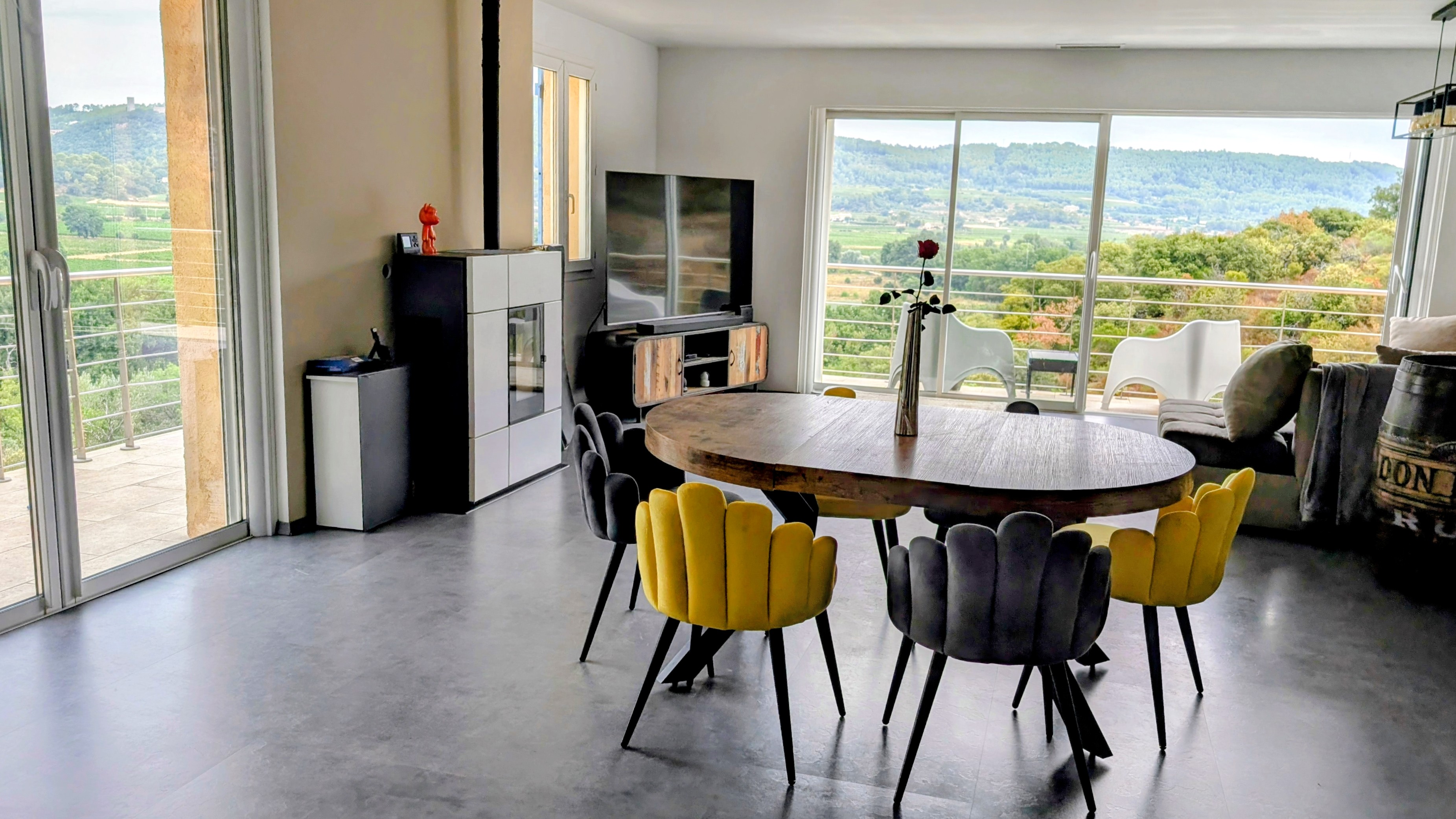 Salon avec baies à galandage